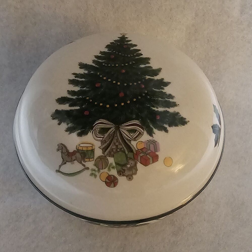 Mikasa Heritage Christmas Story 3 3/8 Inch Small Covered Bon Bon Candy Dish EUC!